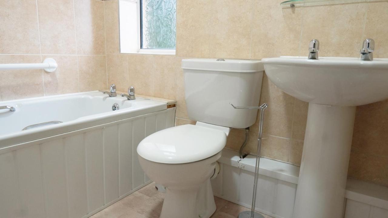 Portobello House - Four Bedroom House Perfect For Contractors - Sleeps 6 - Free Parking Wolverhampton Exteriör bild